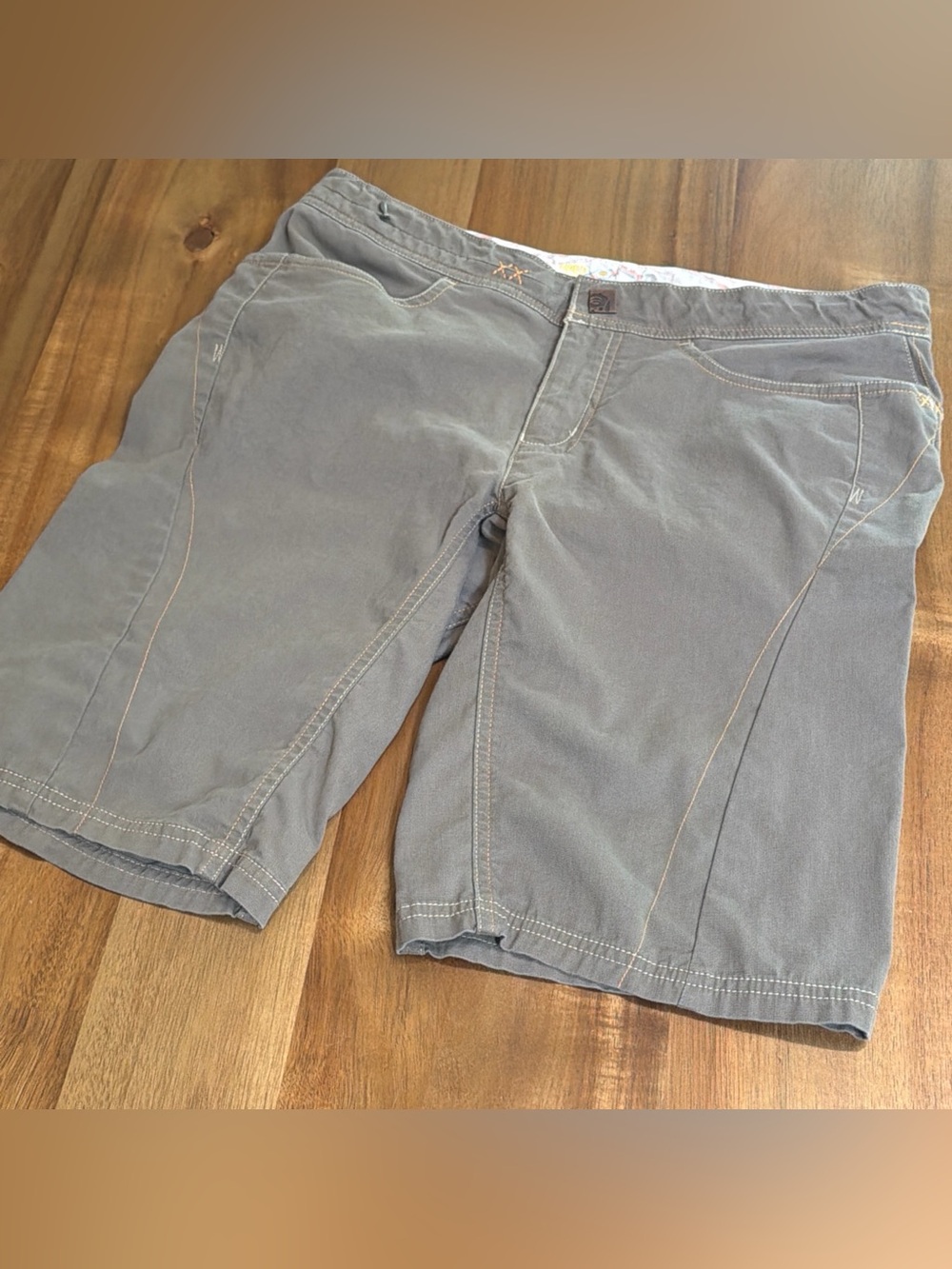 MOUNTAIN HARDWEAR Women Hiking Bermuda Shorts 8 Taupe w/ Orange Stitching